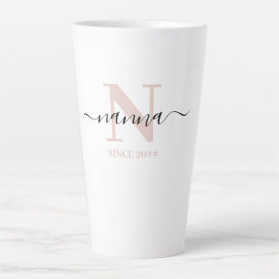 Caneca De Café Latte Monograma de Nanna em Script Elegante Rosa Bege
