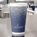 Caneca De Café Latte Monograma de Sparkle Azul Girly Marinho de Prata<br><div class="desc">Marinho Blue e Silver Faux Foil Metálica Glitter Script Monograma Nome Latte Coffee Cup Mug. Isto faz o doce e perfeito aniversário de 16 anos,  casamento,  chá de panela,  aniversário,  chá de fraldas ou festa de solteira presente para alguém que ama luxo de luxo e estilos quíticos.</div>