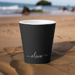 Caneca De Café Latte Monograma Elegante Moderno e Branco Negro<br><div class="desc">Apresentando nossa Coleção de Monogramas Modernos Minimalistas Pretos e Brancos: adote simplicidade e sofisticação com nossos designs minimalistas, curados para elevar seu estilo sem esforço. Feita de olho na estética moderna, essa coleção apresenta designs negras e brancos elegantes, acentuados por monogramas personalizados. De papelaria chic a acessórios versáteis, nossa coleção...</div>