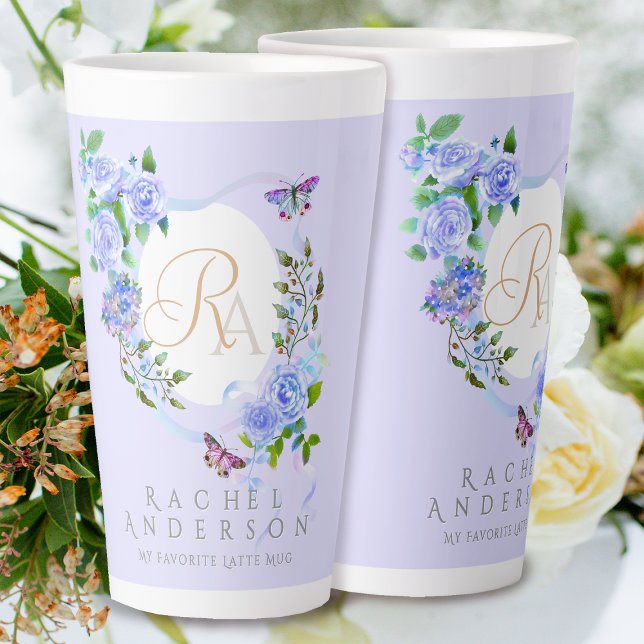 Caneca De Café Latte Monograma em banda azul Rosa Monograma em forma de (Romantic Blue Rose Ribbon Monogram Purple Latte Mug.)