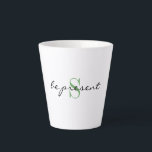 Caneca De Café Latte Monograma Inicial, Na moda Script presente,<br><div class="desc">Caneca latta moderna de 12oz com "estar presente" num guião na moda com monograma verde folha inicial. Altere facilmente o texto e o inicial para torná-lo seu usando o Modelo fornecido. Disponível em capacidade de 12 e 17 onças. Consulte "Sobre este produto" ao lado para obter mais informações.</div>