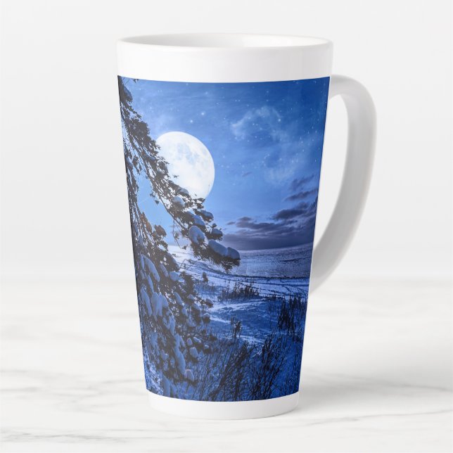 Caneca De Café Latte Moon over snowy fir tree and sea coast at night (Ângulo direito)