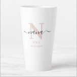 Caneca De Café Latte Nana Elegant Script Monogramo - Cor-de-rosa-rosa<br><div class="desc">Uma caneca tardia para uma nova nana ou uma longa nana estabelecida! que você pode personalizar com a data em que eles se tornaram avó. Esta design minimalista de tendência tem uma sutil paleta colorida de cor rosa-claro, preto e branco. Ele tem um monograma de Nana, com a letra inicial...</div>