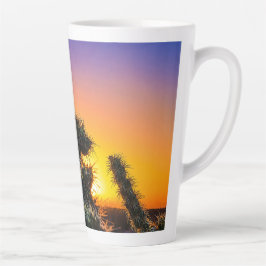 Caneca De Café Latte Nascer do Sol no Deserto Através de Silhuetas de C