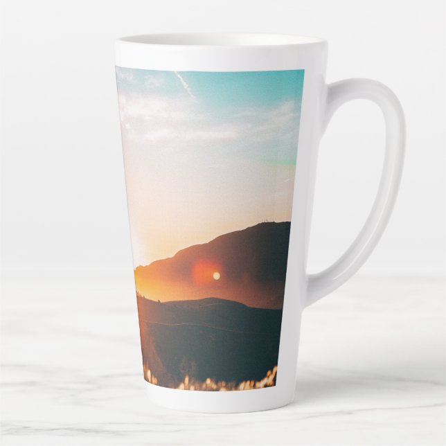 Caneca De Café Latte nascer do sol sobre uma montanha (Direita)