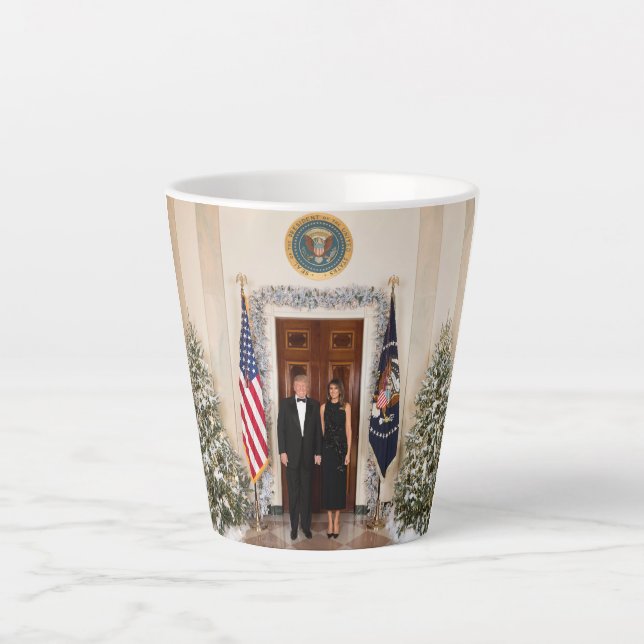 Caneca De Café Latte Natal na Casa Branca Donald Trump & Melania (Frente)