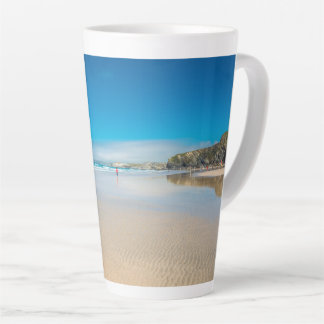 Caneca De Café Latte Newquay na costa norte da Cornualha. Inglaterra. R