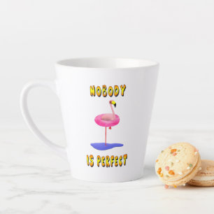 Caneca De Café Latte Ninguém é perfeito - flamingo com anel de natação