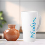 Caneca De Café Latte Nome Azul Brilho em Script Manuscrito Personalizad<br><div class="desc">Uma bonito caneca de café azul brilhante monograma personalizada para uma menina ou cara que ama presentes simples e escritos à mão. Belo roteiro cursivo ao lado da sua garrafa soletrando seu nome em legal tipografia.</div>
