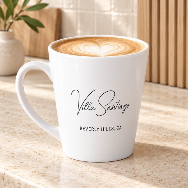 Caneca De Café Latte Nome da Residência Chic Script Home Latte (Criador carregado)