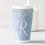 Caneca De Café Latte Nome do Monograma da Glitter de Prata de Metal Bru<br><div class="desc">Personalize facilmente este design de caneca de latte com tendência,  apresentando brilho prateado bonito em um fundo metálico azul escovado.</div>