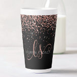 Caneca De Café Latte Nome do Monograma do Glitter Glitter Cor-de-Rosa r<br><div class="desc">Lã Lata-Lata De Monograma Com Rosa De Glam Dourada Glitter. Personalize facilmente este design de caneca de latte com tendências,  apresentando elegante brilho rosa de ouro brilhante num fundo preto. O design apresenta seu monograma manuscrito com espirais bonito e seu nome.</div>