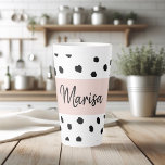 Caneca De Café Latte Nome do Monograma Moderno | Pastel Pink & Black Po<br><div class="desc">Nome do Monograma Moderno | Pastel Pink & Black Pontos</div>