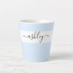 Caneca De Café Latte Nome Elegante em Script Typography Blue<br><div class="desc">Lata personalizada com tipografia elegante e design minimalista. O modelo está configurado para que você adicione seu nome em preto-e-branco. Um design moderno, simples e moderno em azul de pó bonito ou, se preferirem, podem mudar a cor de fundo. (me mande uma mensagem se precisar de ajuda).</div>