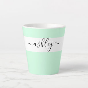 Caneca De Café Latte Nome Elegante em Tipografia de Letra Cursiva Verde