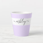 Caneca De Café Latte Nome Elegante na Lavanda de Tipografia de Script<br><div class="desc">Lata personalizada com tipografia elegante e design minimalista. O modelo está configurado para que você adicione seu nome em preto-e-branco. Um design moderno, simples e moderno em lilás de lavanda bonito ou, se preferir, pode mudar a cor de fundo. (me mande uma mensagem se precisar de ajuda).</div>