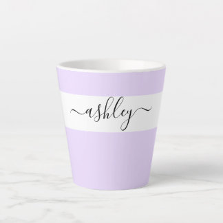 Caneca De Café Latte Nome Elegante na Lavanda de Tipografia de Script