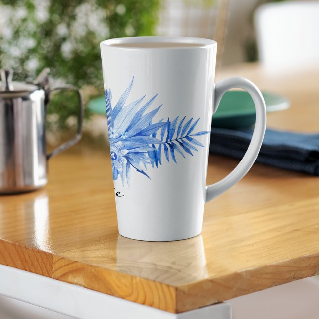 Caneca De Café Latte Nome, Flores Tropicais Azuis Cobalt e Folhas (Criador carregado)