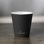 Caneca De Café Latte Nome Monograma Feminino Moderno Preto Dourado<br><div class="desc">Caneca de Café Latte com Nome Monograma Simples Preto e Dourado. Isso torna o presente perfeito para aniversário de 16 anos, casamento, chá de noiva, aniversário de casamento, chá de bebê ou despedida de solteira para alguém que ama luxo e estilos chiques.</div>