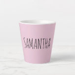 Caneca De Café Latte Nome Rosa da Tipografia Moderna<br><div class="desc">Uma imagem moderna e esquisita de nome de tipo de tendência com fundo cor-de-rosa. adicione seu próprio nome ou iniciais. Se preferir escolher entre muitas outras tipfaces.</div>