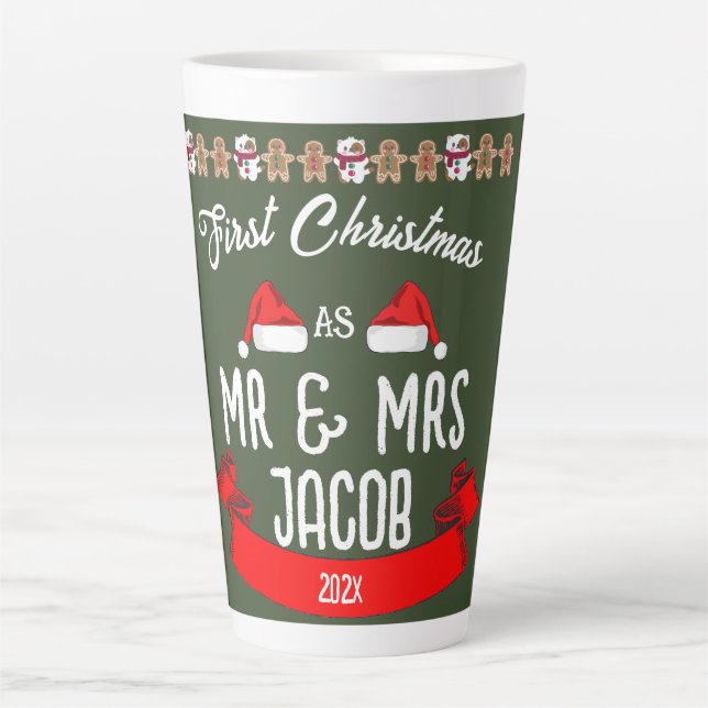 Caneca De Café Latte Nosso Primeiro Natal como Sr. e Sra. Newlywing (Frente)