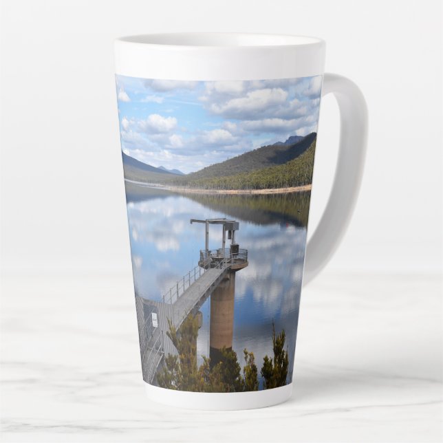 Caneca De Café Latte Nuvens do Lago Bellfield em Água Estática (Ângulo direito)