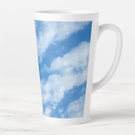Caneca De Café Latte Nuvens no céu simples, azul e branco elegantes