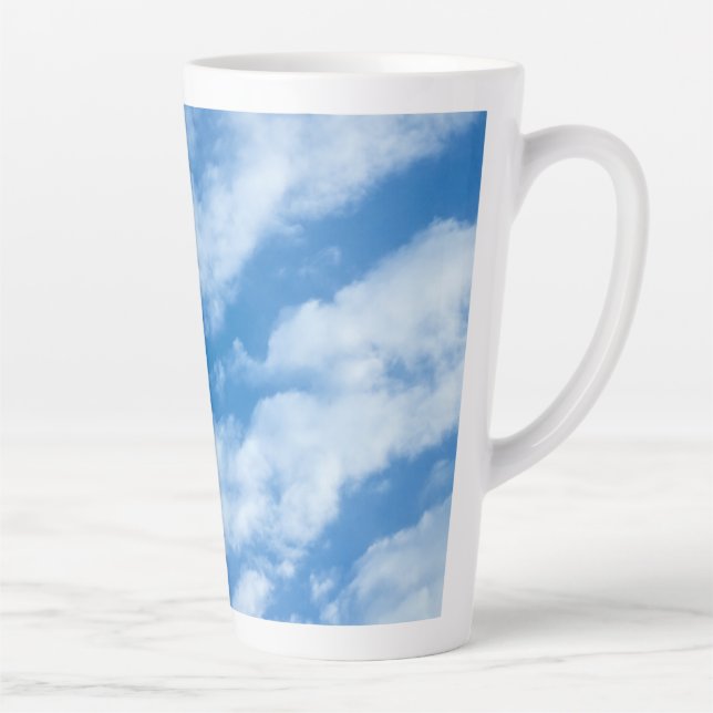 Caneca De Café Latte Nuvens no céu simples, azul e branco elegantes (Direita)