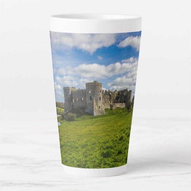 Caneca De Café Latte Nuvens Sobre Castelo Carew (Frente)