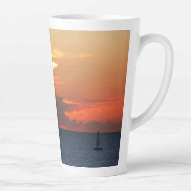 Caneca De Café Latte Nuvens solares e paisagem marinha (Direita)