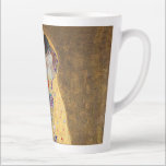 Caneca De Café Latte O Beijo de Gustav Klimt<br><div class="desc">O Beijo de Gustav Klimt O Beijo é uma pintura de óleo na canvas com folhas de ouro, prata e platina adicionadas pelo pintor simbolista austríaco Gustav Klimt. Ela foi pintada em algum ponto em 1907 e 1908, no auge do que os estudiosos chamam de "Período Ouro". Apresentando tonalidades de...</div>