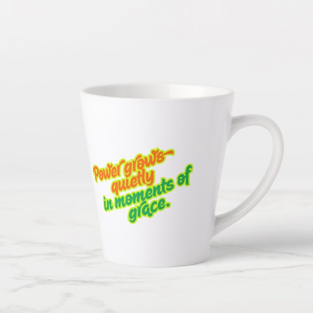 Caneca De Café Latte O poder cresce silenciosamente em momentos de graç (Direita)