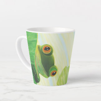 Caneca De Café Latte O sapo verde de olhos grandes atrás da almofada de