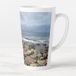 Caneca De Café Latte Onde as Rochas Encontram o Mar - Ponto de Bacia
