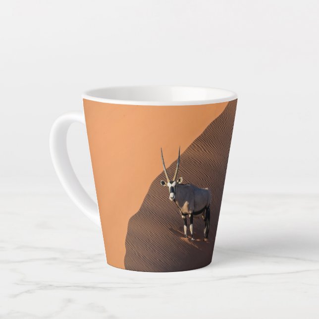 Caneca De Café Latte Oryx na borda, Namíbia (Ângulo esquerdo)