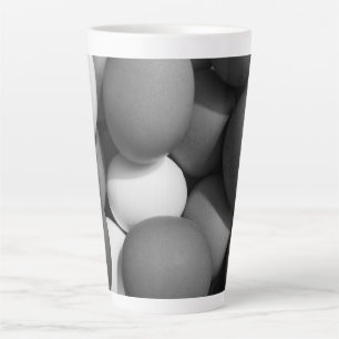 Caneca De Café Latte Ovos de galinha em preto e branco