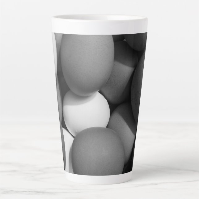Caneca De Café Latte Ovos de galinha em preto e branco (Frente)