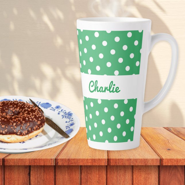Caneca De Café Latte Padrão de Bolinhas Verdes Personalizado Retro (A personalized latte mug in jade green and white with a retro polka dot pattern)