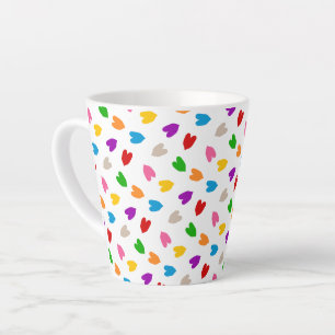 Caneca De Café Latte Padrão de Corações de Amor Colorido em Branco