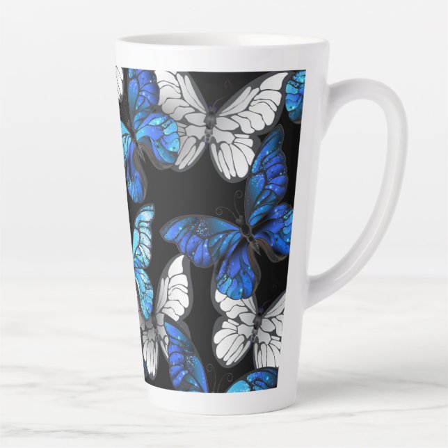 Caneca De Café Latte Padrão Escuro Sem Costura com Borboletas Azuis Mor (Direita)