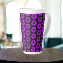 Caneca De Café Latte Padrão Floral de Geranium roxo em preto