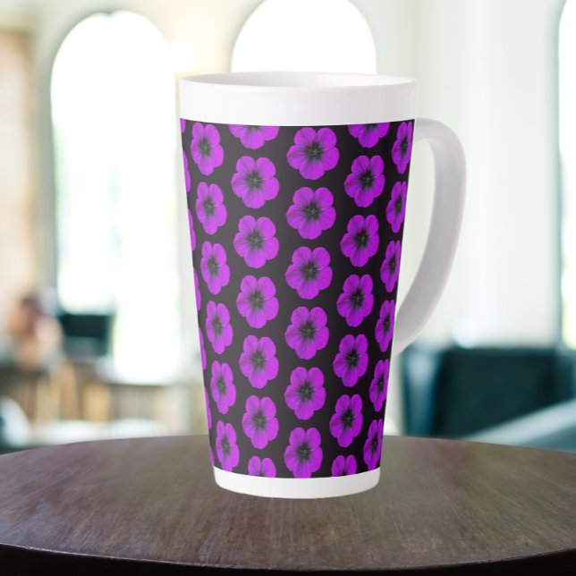 Caneca De Café Latte Padrão Floral de Geranium roxo em preto (In Situ)