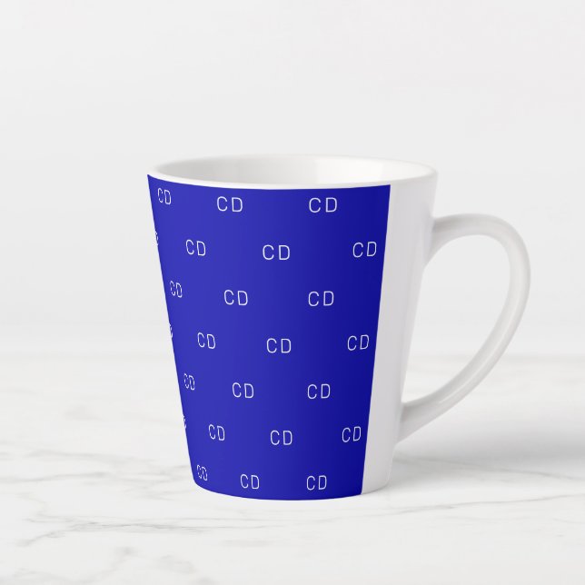 Caneca De Café Latte Padrão real das iniciais do monograma azul (Direita)