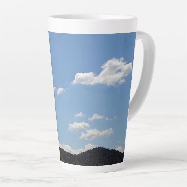 Caneca De Café Latte Paisagem com colinas verdes, árvores e nuvens (Ângulo direito)