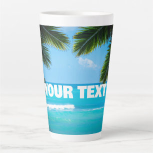 Caneca De Café Latte Palmeiras personalizadas em uma praia