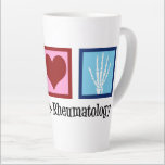Caneca De Café Latte Peace Love Rheumatology<br><div class="desc">Um presente reumatologista bonito para um médico que trabalha com doentes com artrite reumatoide e outras doenças reumáticas. Paz Amor Reumatologia.</div>