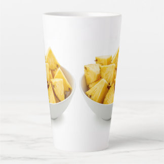 Caneca De Café Latte pedaços de abacaxi numa tigela