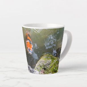 Caneca De Café Latte Peixe Koi numa lagoa