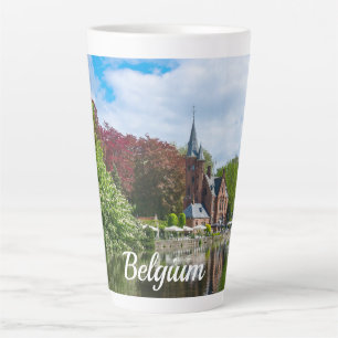 Caneca De Café Latte Pequeno castelo perto do lago em Bruges, Bélgica