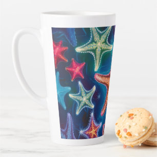 Caneca De Café Latte Pequeno peixe-estrela bonito e colorido no mar